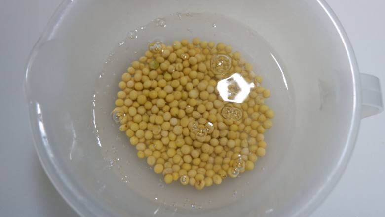 补钙豆浆—儿童食谱,把黄豆泡入凉水中，浸泡10～12个小时。
	
