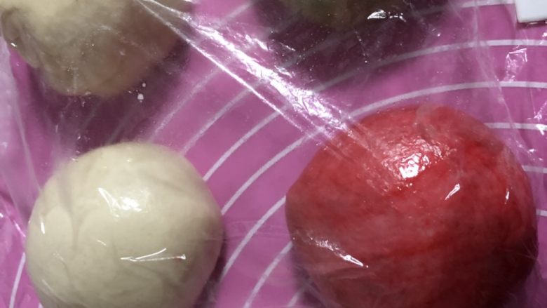#花样吐司#三色蔓越莓吐司,分别揉好后盖保鲜膜发酵至两倍大小