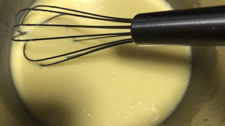 奶油比滋可巧蛋糕,划一字搅拌均匀