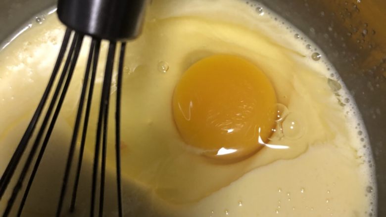 奶油比滋可巧蛋糕,再打另一个鸡蛋
