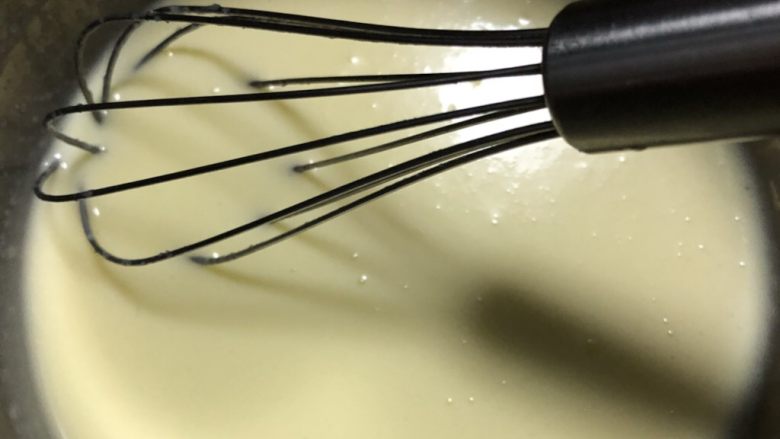 奶油比滋可巧蛋糕,用蛋抽搅拌至糖溶解，成炼乳状