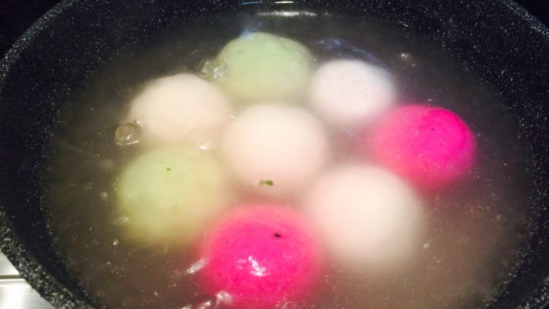 彩色糯米菜团／汤圆,水加热后放进去，然后就要不停的晃动锅，防止粘底，因为糯米比较黏