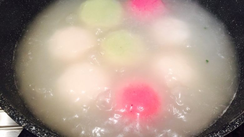 彩色糯米菜团／汤圆,一锅圆子不宜方太多，水淹没圆子，大概煮25分钟才好