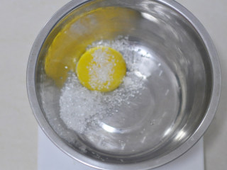舒芙蕾芝士蛋糕,鸡蛋1个+10g糖，全蛋打发