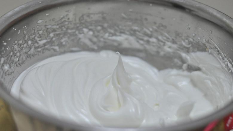 舒芙蕾芝士蛋糕,2个蛋清分三次加入40克细砂糖。将蛋清打发至提起打蛋器，蛋清可以拉出微微弯曲的尖角的程度（接近干性发泡）。打发好的蛋清放冰箱冷藏备用。