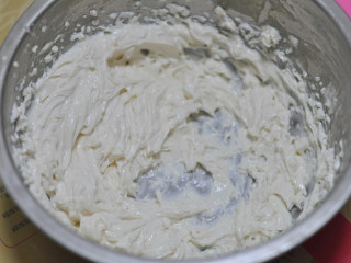 舒芙蕾芝士蛋糕,将奶油芝士打发 到顺滑无颗粒的状态