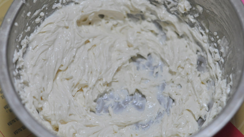 舒芙蕾芝士蛋糕,将奶油芝士打发 到顺滑无颗粒的状态