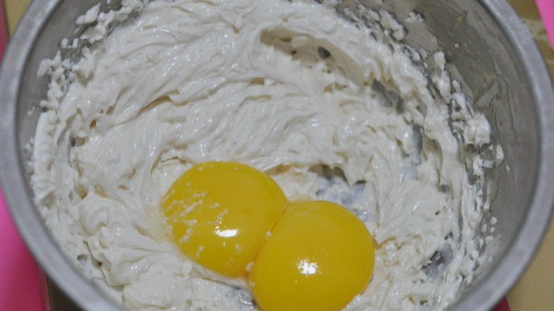 舒芙蕾芝士蛋糕,加入蛋黄，搅打均匀