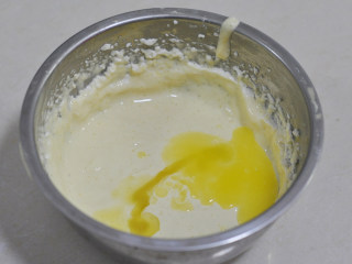 舒芙蕾芝士蛋糕,加入溶化的液态黄油，充分搅打均匀