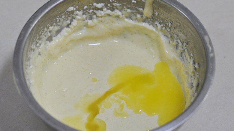 舒芙蕾芝士蛋糕,加入溶化的液态黄油，充分搅打均匀