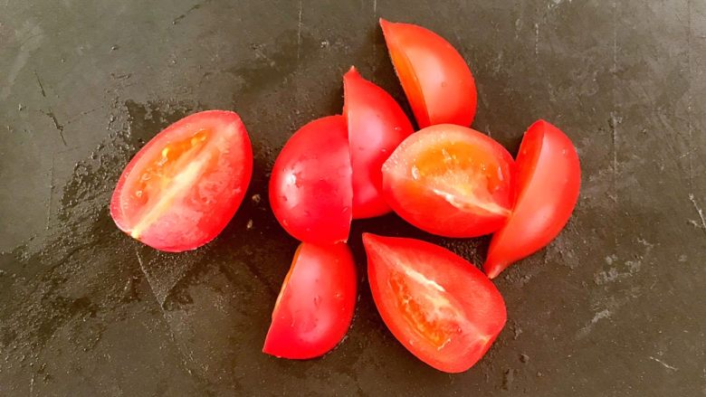 番茄瓜片炒油条,把小番茄切成小块