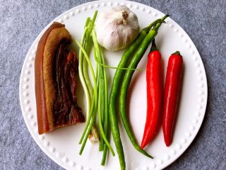 干锅土豆片,腊肉，葱，蒜头，红辣椒，青辣椒