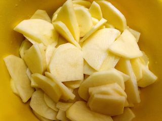 干锅土豆片,土豆泡好沥干水，最好用厨房纸巾擦拭干土豆上的水