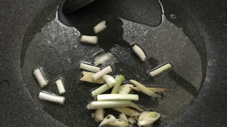 酸菜鱼（家庭微辣版）,大火，油锅，油比平时炒菜要多些。放入姜葱蒜炒香。