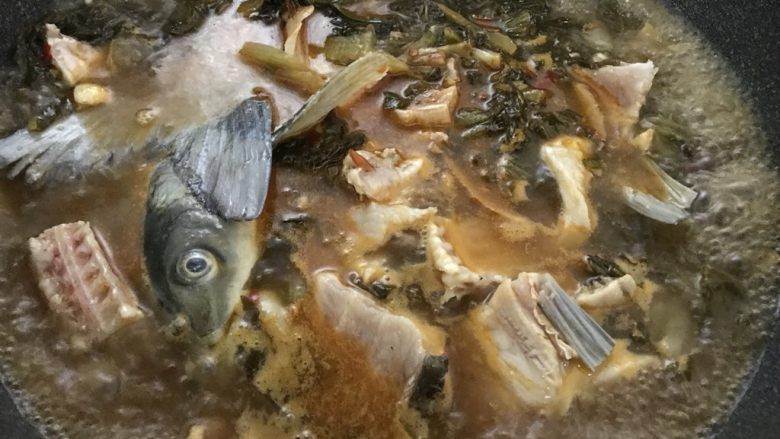 酸菜鱼（家庭微辣版）,烧开后，放入鱼头，鱼身，鱼尾。