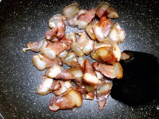 干锅土豆片,锅留少许底油，放入腊肉煸炒出油