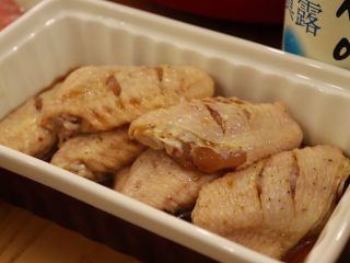 在家吃韩国烤肉,鸡翅划几刀，简单码味就可以啦，中翅嘛，随便怎样都好吃