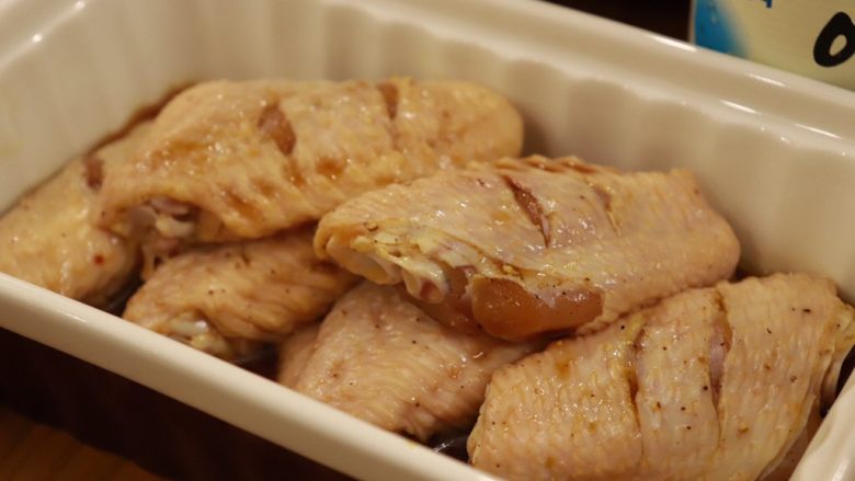 在家吃韩国烤肉,鸡翅划几刀，简单码味就可以啦，中翅嘛，随便怎样都好吃