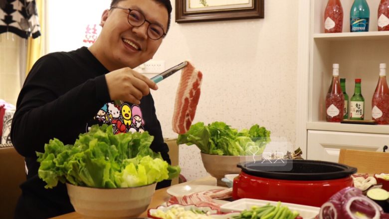 在家吃韩国烤肉,小胖也是兴奋得不行了