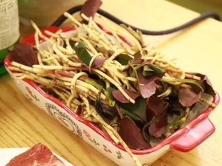 在家吃韩国烤肉,云贵川渝人民喜爱的折耳根，我还是有点接受无能😂