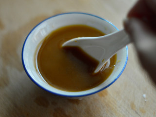 香煎萝卜骨,用酱油、蚝油、淀粉加50毫升水，搅拌成酱汁待用