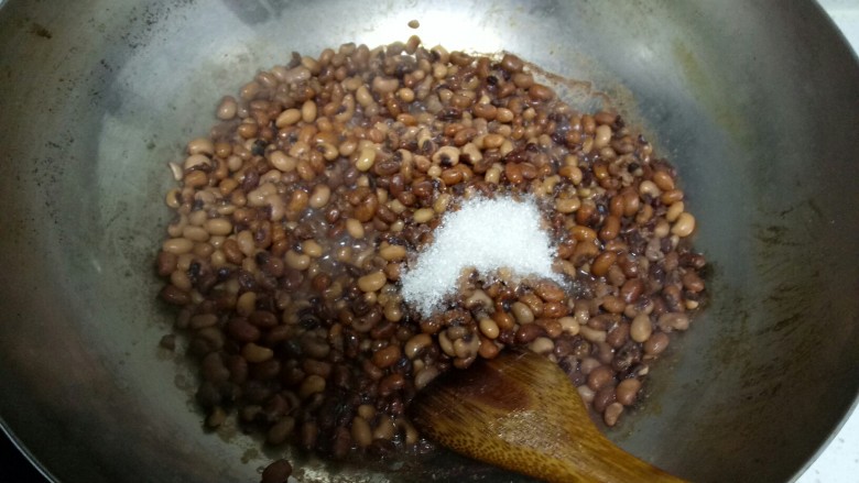 红豆沙蒸糕,将煮好的红豆放入锅中，加入20克白糖，小火炒干，用铲子按碎。
