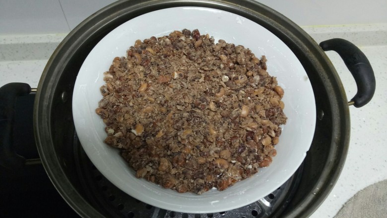 红豆沙蒸糕,搅拌至无干粉，盖上炒好的豆沙馅放入蒸锅中。