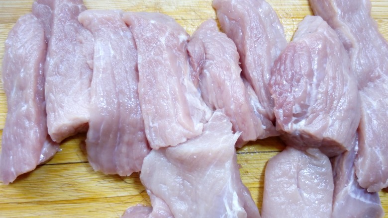 自制超简便香酥肉松（面包机版）,先来了解一下猪肉的顺纹和逆纹，左边的是逆纹，右边的是顺纹，切肉的时候要顺着肉的纹理来切，做出来才会是一丝丝的。逆纹切的话，做出来可能就是肉粉了，比较适合幼儿和老人食用。