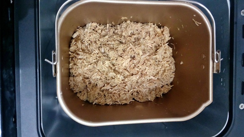 自制超简便香酥肉松（面包机版）,这一桶的肉切的比较碎，做出来差不多成肉沫，不是那种很蓬松的，有长长的丝。