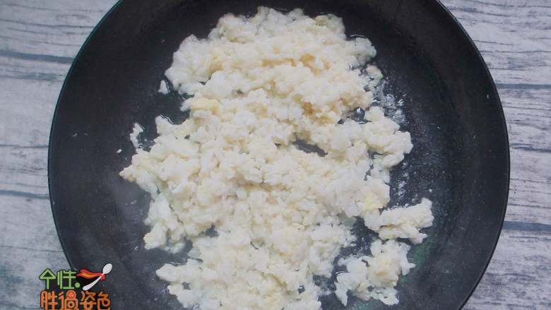 牛肉炒饭,让鸡蛋包裹住每一粒米，快速翻炒