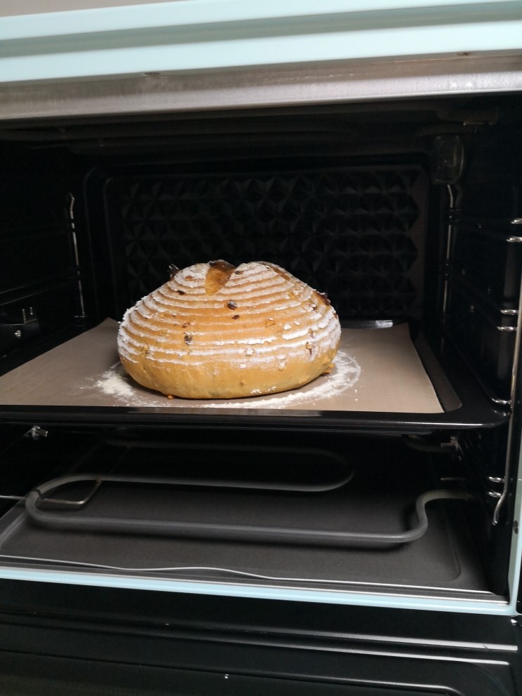 全麦红糖桂圆核桃软欧包,烤箱预热好之后，把烤盘放入烤箱中层，上下管180度烤25分钟，颜色满意可以加盖锡纸。
