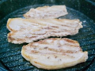 在家吃韩国烤肉,这个烤肉锅是有纹路的，一方面让肉受热更均匀，另外也不容易粘锅，而且肉上面还保留着锅的纹路非常好看