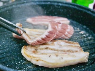 在家吃韩国烤肉,烤五花不需要反复翻面，放下去煎好一面了再翻面烤，两面都金黄色再剪成小块就好了，少翻面更能保持肉汁