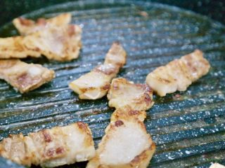 在家吃韩国烤肉,一家都是食肉兽，剪成小块的五花肉被迅速瓜分