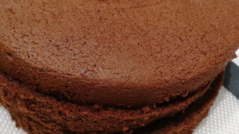 草莓奶酪慕斯蛋糕,将提前做好黑森林蛋糕切成3片（制法另写菜谱）