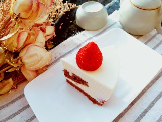 草莓奶酪慕斯蛋糕,这一款慕斯蛋糕，层次分明，口感丰富而美妙，带给你能量满满的一整天
