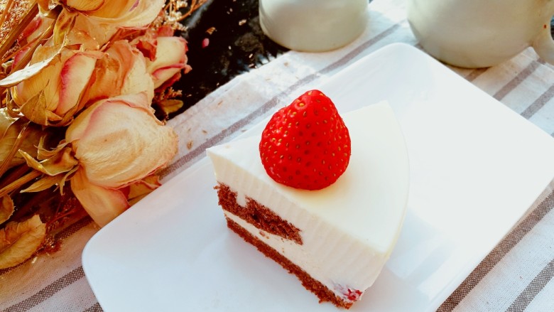 草莓奶酪慕斯蛋糕,这一款慕斯蛋糕，层次分明，口感丰富而美妙，带给你能量满满的一整天