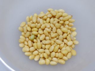 补钙豆浆—儿童食谱,泡发好沥干水份备用。