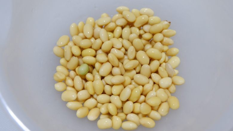 补钙豆浆—儿童食谱,泡发好沥干水份备用。