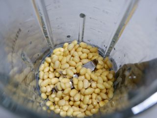 补钙豆浆—儿童食谱,将泡发好的黄豆