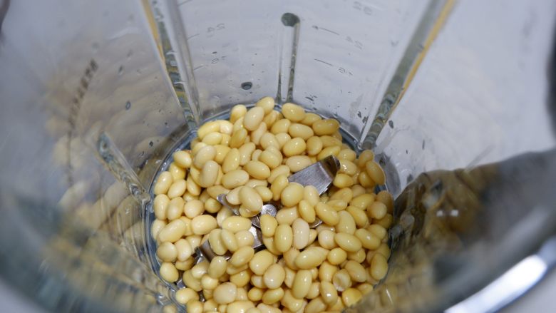 补钙豆浆—儿童食谱,将泡发好的黄豆