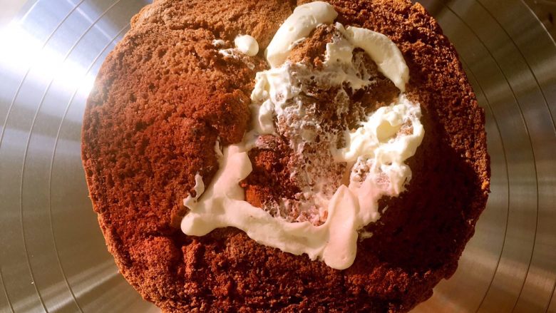 脏脏蛋糕（6寸）,从剪开的洞口挤满淡奶油，剩下的淡奶油可以挤在蛋糕表层