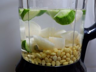 补钙豆浆—儿童食谱,加至最高水位线即可，大概1000毫升水。