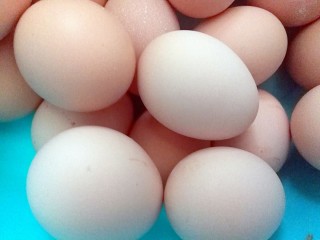 马斯卡彭炼奶双色土司,鸡蛋洗干净，最好用蛋白做