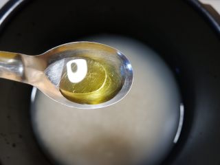 宝宝辅食—翡翠肉松菜饭,加入橄榄油，搅拌均匀