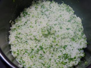 宝宝辅食—翡翠肉松菜饭,搅拌均匀，继续焖煮至米饭煮好。