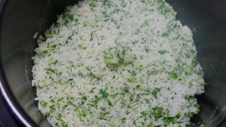 宝宝辅食—翡翠肉松菜饭,搅拌均匀，继续焖煮至米饭煮好。