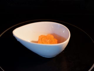 宝宝辅食—翡翠肉松菜饭,放入微波炉中火30秒，将其叮熟