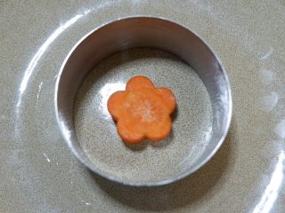 宝宝辅食—翡翠肉松菜饭,将打熟的胡萝卜铺在底部中心处。