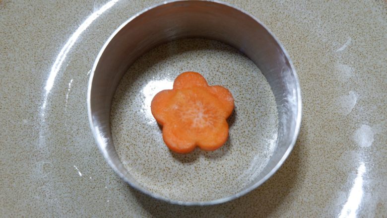 宝宝辅食—翡翠肉松菜饭,将打熟的胡萝卜铺在底部中心处。